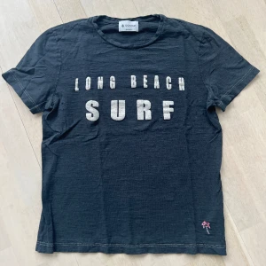 Dondup tshirt  - Säljer denna as fräcka t-shirt från dondup! Storlek: S! Köpt på United Fashion! Nypris: 2000kr