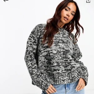 Oversize sweater NY - Oversize stickad tröja från ASOS. Helt ny, ligger kvar i originalpåsen. Storlek S