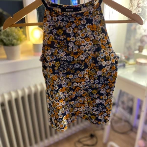 Topp - En fin blommig topp, so inte har kommit till användning så himla mycket. Väldigt fint skick på den