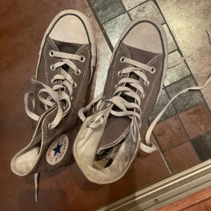 Fina bruna converse - Går att tvätta innan köp, storlek 39! Ingen användning för dem!🙏pris kan diskuteras!