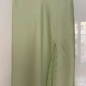 Tuff mintgrön kjol i satin från HM i storlek S, nästintill ny. Längd 74cm