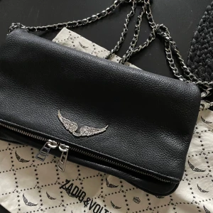 Zadig & Voltaire  - Säljer min svarta Zadig väska. Köpte den på Zalando för något år sedan men den är nästan helt oanvänd.💗 skriv privat för att diskutera pris eller för fler bilder. 