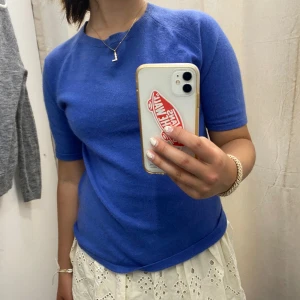 Zara tröja - Blå stickad tröja. I Kashmir liknande material. Har inga defekter bara väl använd. Har även en tidigare annons på denna. Skriv vid intresse eller frågor!💕