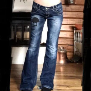 Jeans - Coola jeans med döaskalle tryck, Säljer pga för stora i midjan för mig :( annars jättesnygga. Saknar tyvärr gylf knappen men det kan lätt fixas med att sy på en ny knapp. 