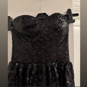 Glitter bandåklänning - Glitter klänning med pajletter. Superfin till tex nyår eller någon fest. Storlek xs