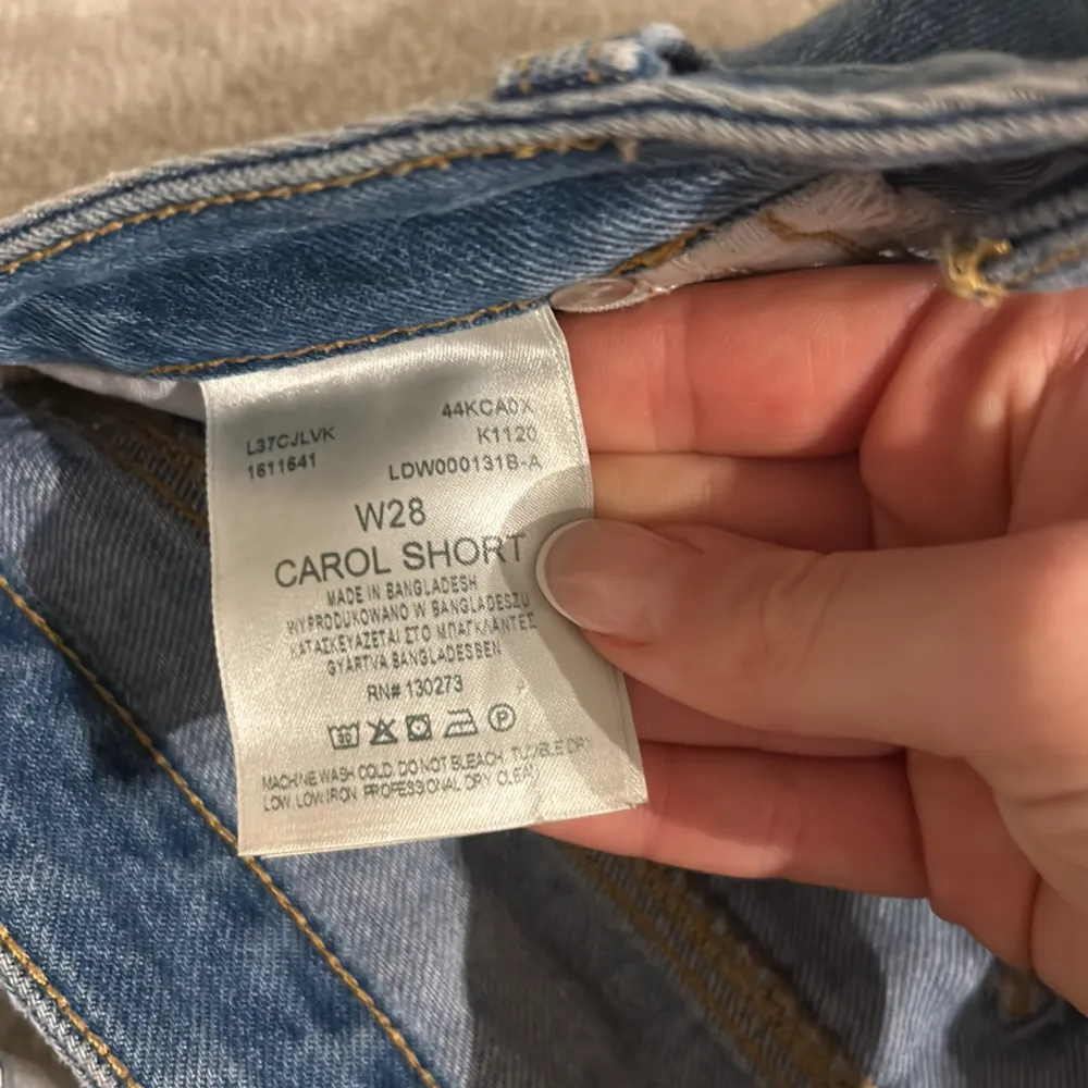 Säljer dessa jeans blå Lee shorts som tyvärr inte kommer till användning. Använda max några månader då de köptes i augusti. . Shorts.
