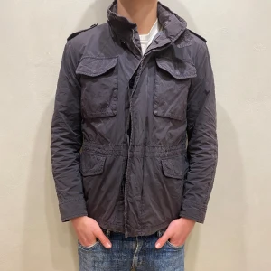 Moncler Field Jacka  - Hej! Säljer nu min Jacka från märket moncler , Storlek M fint skick. Tveka inte på att höra av dig om du har frågor eller funderingar kring varan! 