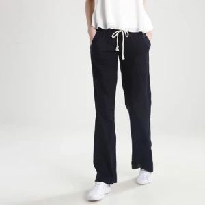 Roxy linnebyxor - Säljer mina Svarta Roxy Linnebyxor då jag inte använder dem. Jättefint skick, inga skador eller fläckar. Nypris 600 Skriv för fler bilder💗 Kan tänka mig byta mot vita