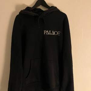 säljer en palace hoodie i bra skick då den tyvär inte används lika mycket, skriv om ni har frågor!