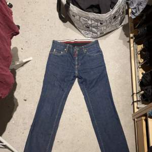 Riktigt feta Dsquared 2 jeans i väldigt fint skick, inga defekter. Jeansen är varsamt använda. Hör av er vid funderingar! 