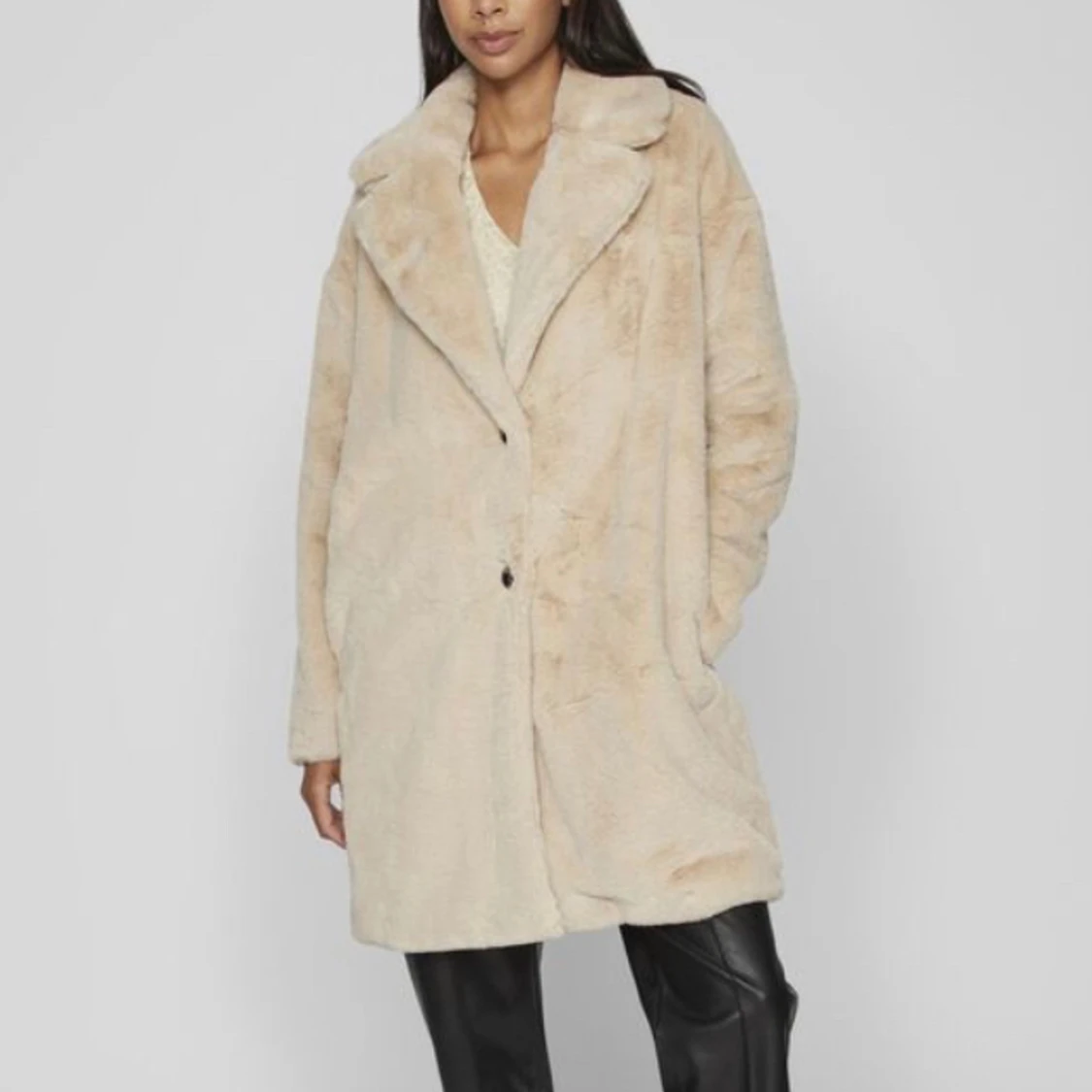 Vinröd lång pälskappa