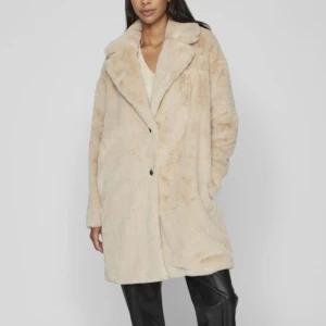 Vinröd lång pälskappa - Säljer en likadan pälskappa som på de första bilderna, men i samma vinröda färg som på sista bilden. Den verkar inte finnas kvar i lager och har därav försvunnit från sidan. Använd maximalt 3 gånger och är  i nyskick, storlek 38 😍 nypris 630kr