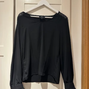 Svart blus 🖤 - Så fin men används inte längre, inga defekter. Passar en xs/s
