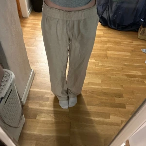 Linnebyxor  - Säljes för att inte kommer till användning, använd 2-3 gånger. Bra skick men har en fläck på knäet. Dem är lite långa på mig som är 170. Hör av dig vid fler frågor.🩵😊