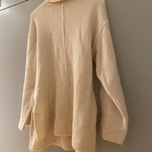 Stickad tröja  - Stickad tröja från ginatricot. Använd 1 gång annars som ny. Storlek s.