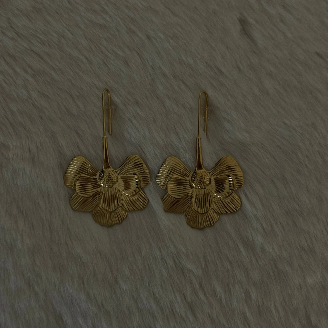 Blomörhängen i guld