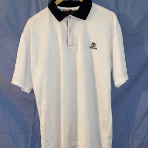 Vintage Timberland Piké - Använt skick, fläckfri, hålfri.  Katt finns i hemmet.  Möts ej upp.