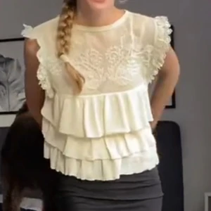 zara topp❤️ - En jättesnygg (slutsåld!) topp från zara! Den har absolut inga slitningar💗💗 Skriv för fler bilder❤️ (sista bilden lånad från Pinterest)