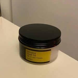 Cosrx Snail All in one cream - Snigelslem, all in one cream från det koreanska hudvårdsmärket Cosrx. Köpt för 250, säljer pga att de inte passade min hy och har endast testat produkten.
