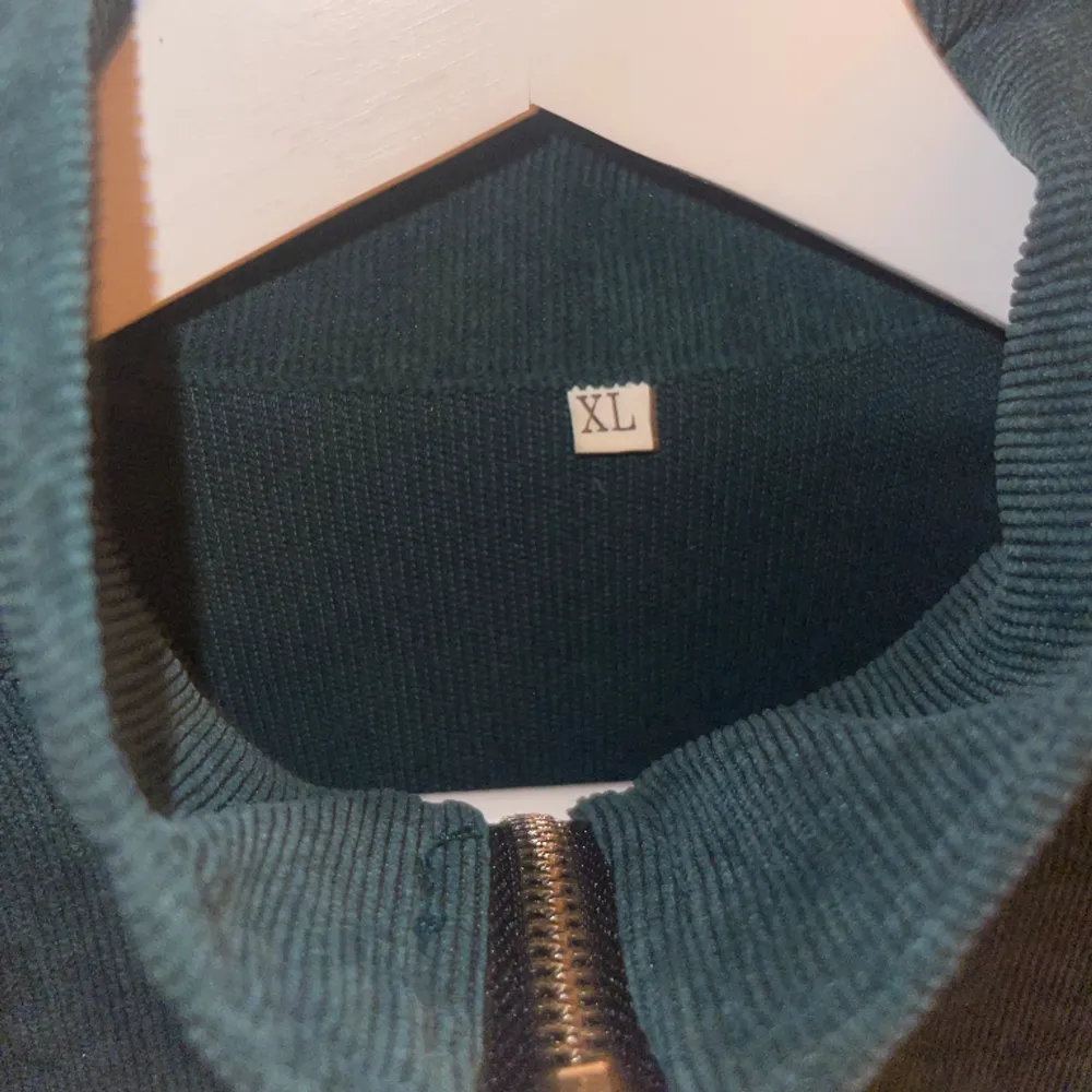 Använd grön sweatshirt i velour material.  Storlek XL (liten XL passar även L och M Märke oklart finns ingen lapp.. Tröjor & Koftor.