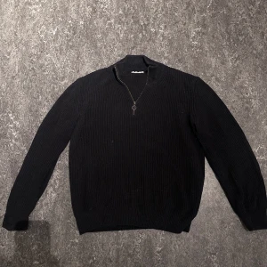 Mango halfzip  - Säljer min stickade halfzip från mango eftersom den är för stor, storlek m men passar mer large skulle jag säga. Den är väl använd men fortfarande i gott skick!