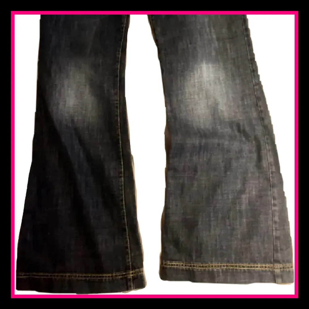 Säljer dessa skitsnygga jeans då dem är lite tighta i midjan för mig. Fint skick! Storlek W32 (midja: 34cmx2) L34 (innerbenslängd: 83cm) skriv gärna vid frågor eller fler bilder!💗. Jeans & Byxor.