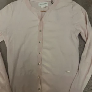 Ljusrosa kofta med guld detaljer - Super fin Finstickad kofta ifrån Lindex knappt använd❤️perfekt till sommaren