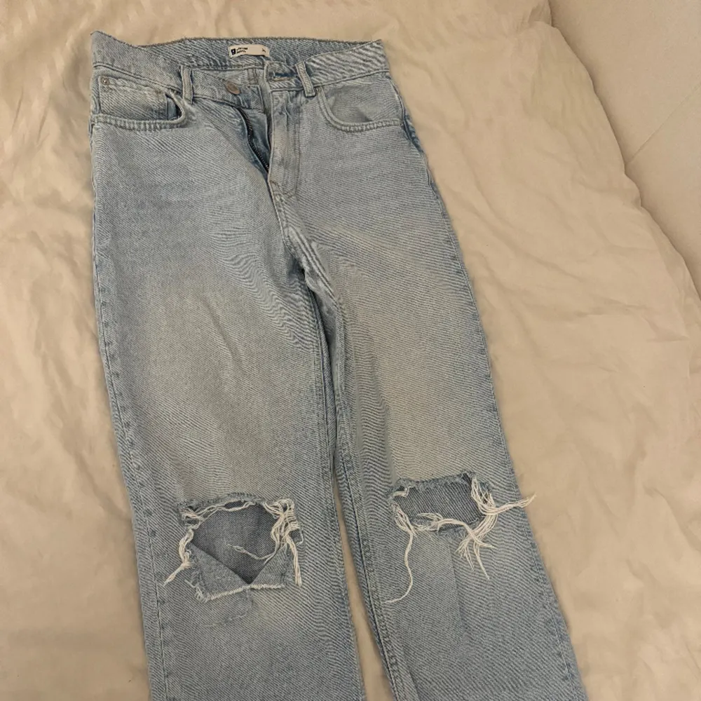 Säljer mina Jeans från Gina Tricot med hål på knäna. Dom är i fint skick då dom knappt är använda eftersom dom är för små för mig. Pris kan diskuteras vid snabb affär💞. Jeans & Byxor.