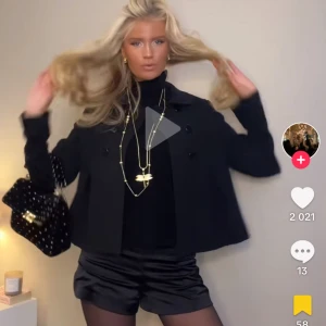 Zara shorts - Superfina zara shorts första bilden är lånad men det är exakt samma shorts. Perfekt till fest eller skola 😍