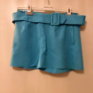 Ljusblåa shorts med ett bälte från Hennes collection. Använt fåtal gånger.