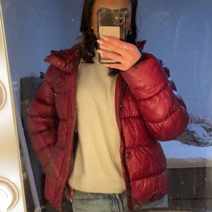 jacka från superdry  - köpte den här förra vintern men har en ny jacka nu så denna kommer ej till användning, den har några små hål på sig så därför kan jag tänka mig sänka priset 🥰 Den är i storlek M , men passar mig som har XS/S