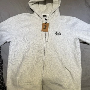 Stüssy Zip-Up ”M” - Stüssy Zip-up som aldrig har kommit till användning. Tröjan är i storlek M.