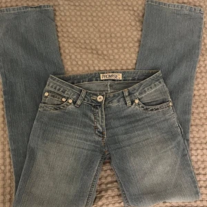 Lågmidjade jeans  - Super snygga lågmidjade jeans, köpte på Vinted men dom va tyvärr för små🥲 men passar mig perfekt i längden som är 168, skulle säga att den passar en Xs/34 eller en mindre S/36
