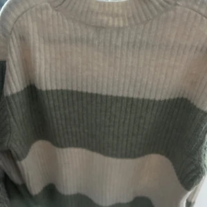 Randig stickad tröja - Jätte söt och mjuk stickad tröja kommer ej till användning längre dock 