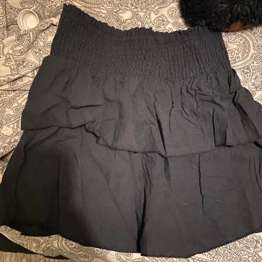 Säljer denna volang kjol som köptes förra sommaren men användes aldrig!❤️ lite skrynklig men de är för att den legat i garderoben sen juli❤️. Kjolar.