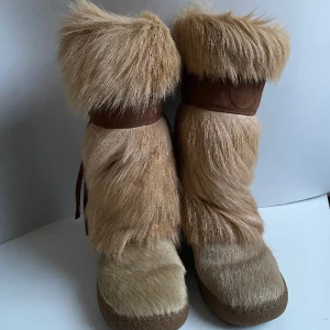 Oscar Sport fur boots Strl 36 - Afterski boots i Getskinn, fodrade med fårskinn. Gummisula samt detaljer i läder och mocka. Från Italienska Oscar sport. Mkt fint skick.  Rökfritt hem. 