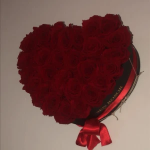 hjärtformat Blomarrangemang i evighetsrosor från Tusen Rosor - Fint blomarrangemang från Tusen Rosor perfekt för alla hjärtans dag att ge till sin partner. Blommorna kommer inte att vissna då det är evighetsrosor och kommer se likadana ut om 5 år. original pris 3 399 säljs för 2400