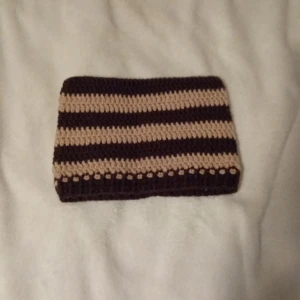Brun och beige katt mössa från etsy - Väldigt bra skick, köpt på etsy Skicka pris förslag men max 80kr💗