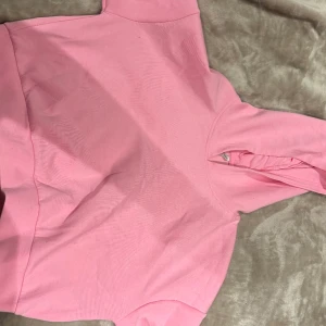 Huvtröja från ONLY - Rosa huvtröja från ONLY! Väldigt fint material. Storlek M