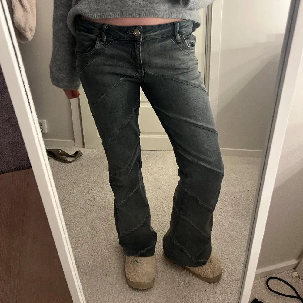 Skitcoola lågmidjade bootcut jeans från Urban Outfitters! Köpta här på plick, men i väldigt bra skick! Midjemåttet ungefär 40 och innerbenslängden 80 💗💗. Jeans & Byxor.