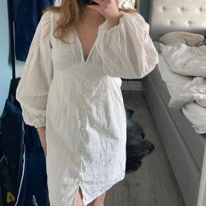 Student klänning  - Sommarklänning som bara använts en gång med jätte fint blomspets!🌸