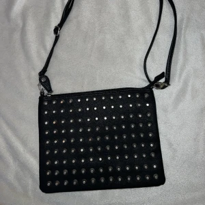 Nit-handväska - Handväska med nitar (platta, ej vassa). Märke: Pieces Aldrig använd.