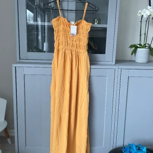 Orange lång klänning xs  - Superfin & somrig långklänning 🧡  Xs.