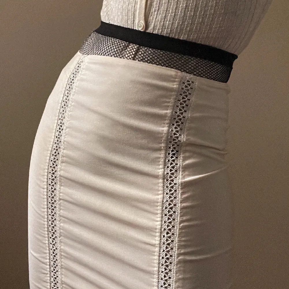 Vintage Gianni Versace Skirt with Sheer Crochet Trim Detail. Lined Skirt with back zip closure. Made in Italy. Excellent Condition.  100% Wool  Best Fits Size M  52 CM/ 20.5 IN Length 70 CM/ 27.6 IN Waist 84 CM/ 33.1 IN Hips. Kjolar.