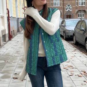 Väst  - Säljer denna superfina blå-gröna västen!! Såå fin och rolig för att piffa upp ens outfits 🤍🫶