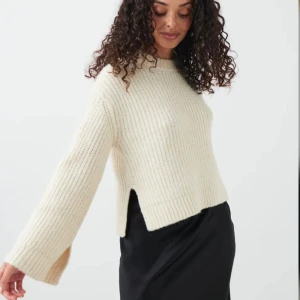 Stickad tröja - Säljer denna stickade skit snygga tröja i färgen ”buttercream” från Gina då jag har exakt samma men fick en till i julklapp och det var för sent för att retunera. Aldrig använd och alla lappar är kvar originalpris 300!