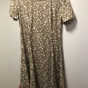 Klänning hm  - Klänning hm oanvänd drag kedja i ryggen st 40 