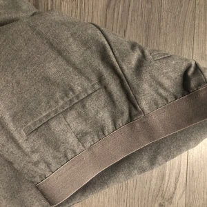 Kostymbyxor  - Kostymbyxor gråa mjukt material med resor på baksidan av midjan st 40!