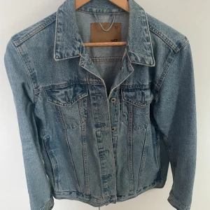Jeansjacka - Blå fin jeans jacka säljs i god skick har bra med fickor både inåt och utåt. Köpt från lager 157 storlek S. Ny pris 400 ish 