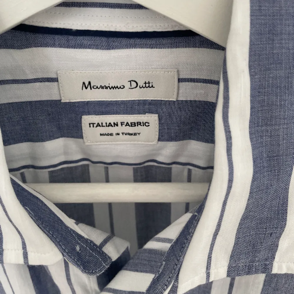 Blåvit-randig skjorta från Massimo Dutti,  Storlek S, aldrig använd, bra kvalitet!. Skjortor.